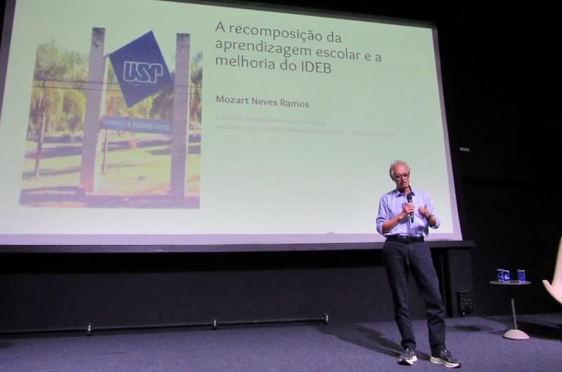 Cátedra aborda estratégias para melhoria de índices educacionais em encontros com profissionais da área